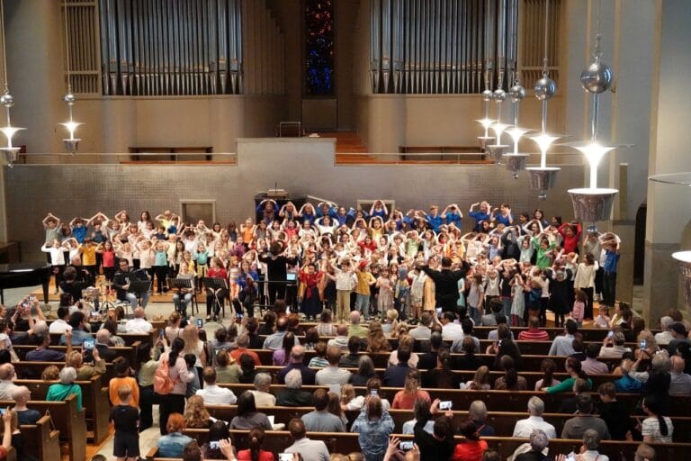Musikschule Konservatorium Zürich - Der Mädchen Chor II und der Höngger Knaben Chor treten am Wümmetfäscht auf.