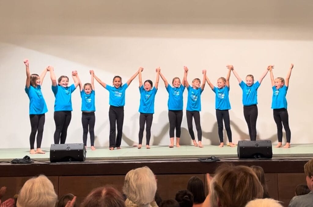 Girls' gymnastics group TV Höngg performance